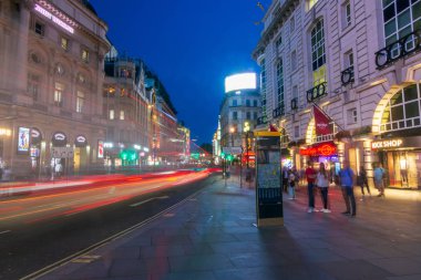 Picadilly Circus - tiyatro bölgesi - akşam, Londra