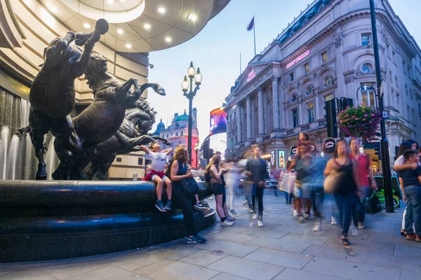 Piadilly Circus-dzielnica teatralna-wieczorem, Londyn — Zdjęcie stockowe