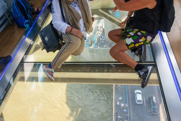 Pavimento in vetro sul Tower Bridge sopra il Tamigi — Foto Stock