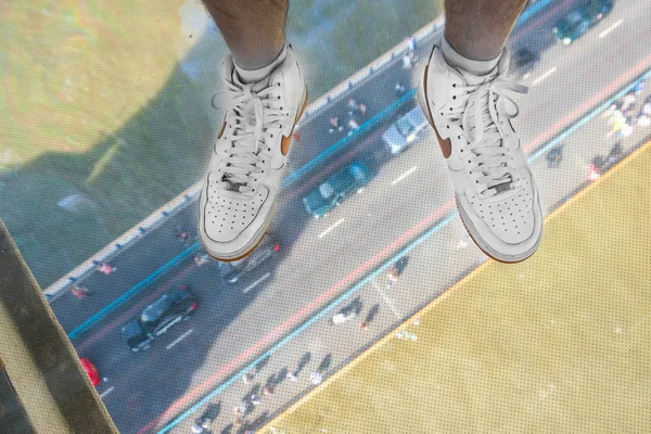 テムズ川の上の高いタワーブリッジのガラスの床 — ストック写真
