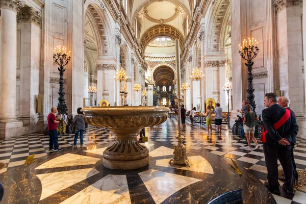 Inside the famous Angelical St. Paul 's Cathedral, London — стоковое фото