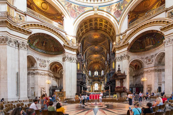Inside the famous Angelical St. Paul 's Cathedral, London — стоковое фото