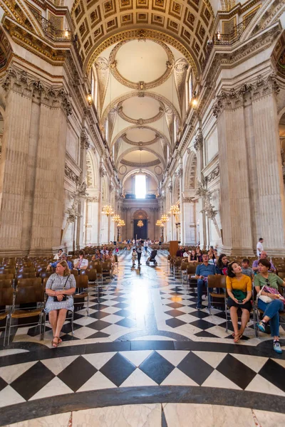 Inside the famous Angelical St. Paul 's Cathedral, London — стоковое фото