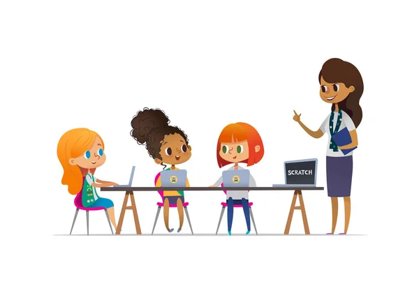 Happy girl scouts assis à des ordinateurs portables et d'apprendre la programmation pendant la leçon, souriant femme chef de troupe debout près d'eux. Concept de codage pour les enfants en camp scout. Illustration vectorielle . — Image vectorielle