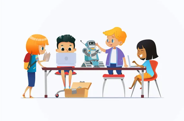 Ragazzi e ragazze in piedi e seduti intorno alla scrivania con computer portatili e robot e lavorando sul progetto scolastico per la lezione di programmazione. Concetto di codifica e robotica per bambini. Illustrazione del vettore del fumetto piatto . — Vettoriale Stock