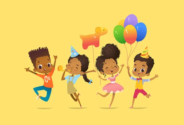 Niños y niñas afroamericanos alegres con los globos y sombreros de cumpleaños saltando alegremente con las manos en alto. Fiesta de cumpleaños Ilustración vectorial para el banner del sitio web, cartel, volante, invitación . — Archivo Imágenes Vectoriales