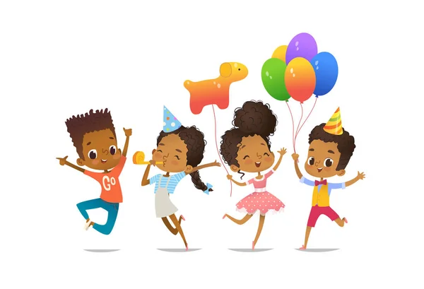 Grupo de niños y niñas afro-americanos felices con los globos y sombreros de cumpleaños saltando felices con las manos en alto. Ilustración del vector de fiesta de cumpleaños para el banner del sitio web, cartel, volante, invitación — Archivo Imágenes Vectoriales