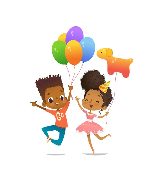 Alegre niño y niña afroamericanos con los globos y el sombrero de cumpleaños saltando felizmente con las manos en alto. Ilustración vectorial para volante de fiesta de cumpleaños, banner del sitio web, póster, invitación. Aislado . — Vector de stock