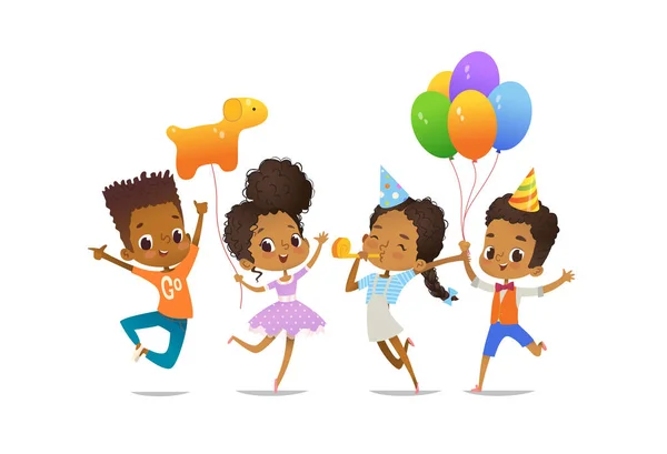 Emocionados niños y niñas afroamericanos con los globos y sombreros de cumpleaños saltando felices con las manos en alto. Fiesta de cumpleaños Ilustración vectorial para el banner del sitio web, cartel, volante, invitación — Archivo Imágenes Vectoriales