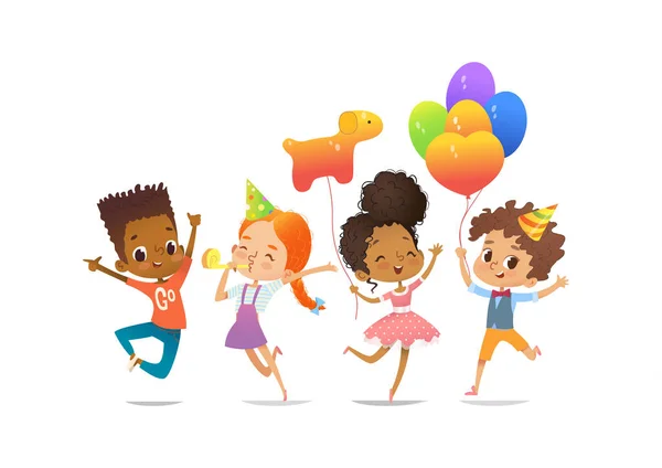 Anak laki-laki dan perempuan multirasial yang bersemangat dengan balon dan topi ulang tahun dengan senang hati melompat dengan tangan ke atas. Ilustrasi Vektor pesta ulang tahun untuk spanduk website, poster, selebaran, undangan. Terisolasi . - Stok Vektor