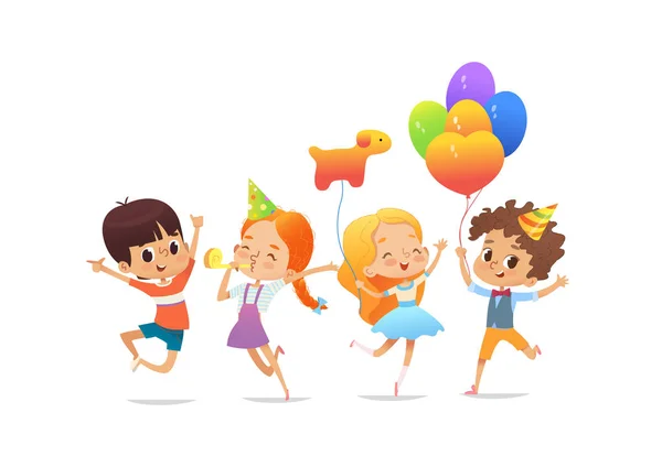 Niños de la escuela feliz con los globos y sombreros de cumpleaños saltando alegremente sobre fondo blanco. Ilustración del vector de la fiesta de cumpleaños para el banner del sitio web, cartel, volante, invitación. Aislado . — Archivo Imágenes Vectoriales