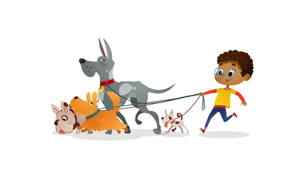 Niño afroamericano tiene un perro-plomo y cuida de las mascotas. Niño pasea perros con correa a lo largo de la calle de la ciudad contra los edificios en el fondo. Personaje de dibujos animados pasea con sus animales domésticos en el centro — Vector de stock