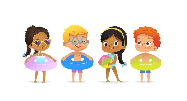 Personajes de fiesta de piscina. Los niños y niñas multirraciales que usan trajes de baño y anillos se divierten en la piscina. Chica afroamericana de pie con pelota. Personajes de dibujos. Vector aislado . — Vector de stock