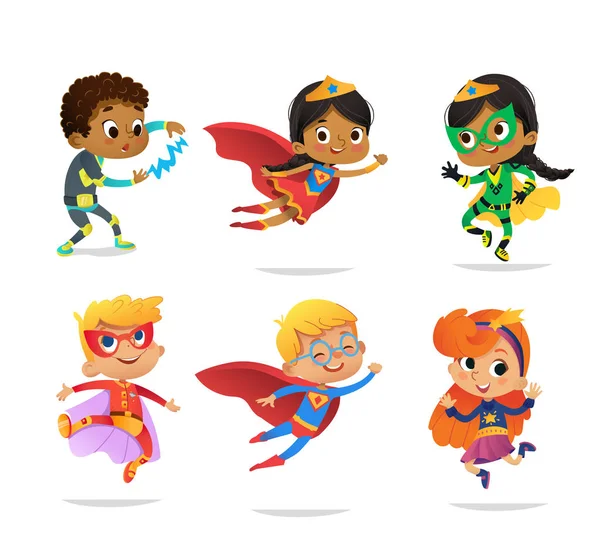 Anak laki-laki dan perempuan multirasial, mengenakan kostum berwarna-warni dari berbagai pahlawan super, terisolasi di latar belakang putih. Karakter vektor kartun Kid Superheroes, untuk pesta, undangan, web, maskot - Stok Vektor