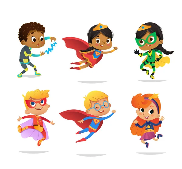 Garçons et filles multiraciaux, portant des costumes colorés de divers super-héros, isolés sur fond blanc. Personnages vectoriels de dessins animés de Kid Superheroes, pour fête, invitations, web, mascotte — Image vectorielle