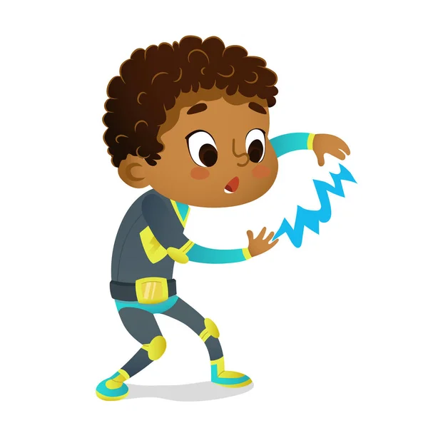 Sorpreso ragazzo afro-americano indossa costume colorato di supereroe che gioca con un fulmine, isolato su sfondo bianco. Cartoon vector characters of Kid Superheroes, festa, inviti, web, mascotte — Vettoriale Stock