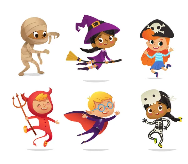 Set di ragazzi e ragazze multirazziali, con indosso costumi di Halloween isolati su sfondo bianco. Personaggi vettoriali dei cartoni animati di Kid strega, pirata, Dracula, diavolo, scheletro, mummia, per festa, web, mascotte — Vettoriale Stock