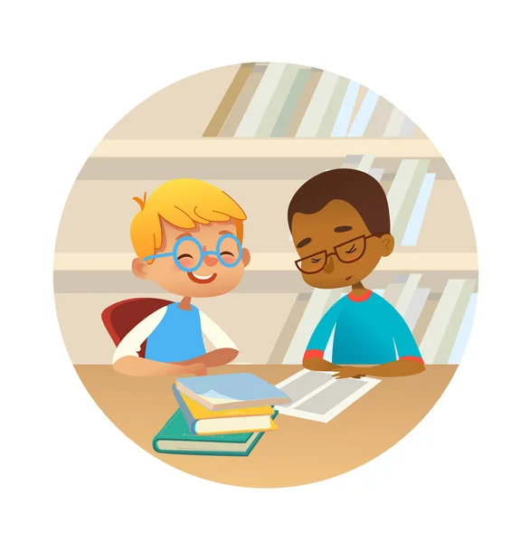 Χαμογελώντας πολυφυλετικής αγόρια διαβάζοντας βιβλία και να μιλούν μεταξύ τους στη σχολική βιβλιοθήκη. Τα παιδιά σχολείο συζητώντας λογοτεχνία στα πλαίσια του γύρου. Καρτούν εικονογράφηση φορέα για banner, αφίσα. — Διανυσματικό Αρχείο