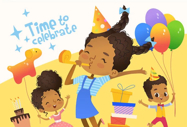 Vrolijke Afro-Amerikaanse kinderen in verjaardag hoeden en ballonnen gelukkig springen. Schattig konijnen, een heleboel presenteert op de achtergrond. Vectorillustratie van een Happy Birthday wenskaart of uitnodiging flyer. — Stockvector