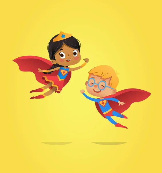 少年とアフリカ系アメリカ人少女、スーパー ヒーローの衣装を着て飛ぶ。分離された子供のスーパー ヒーローの漫画のベクトル文字。パーティの招待状、web、マスコットに使用できます。 — ストックベクタ