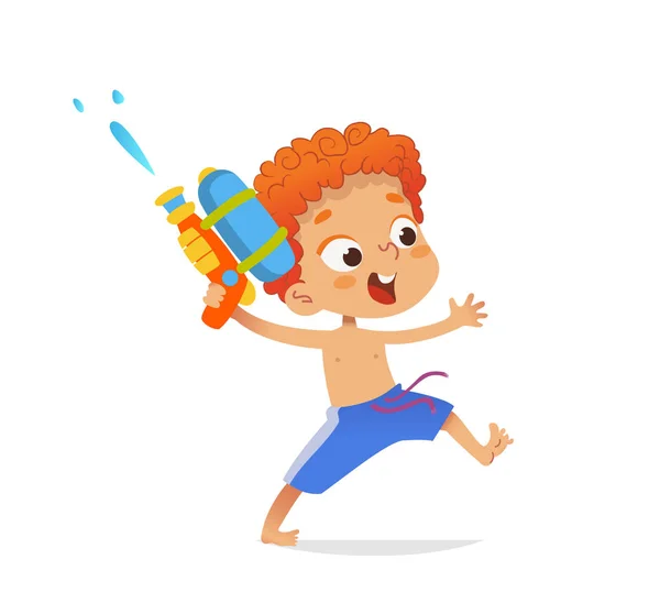 Il ragazzo dai capelli rossi in costume da bagno corre con una pistola ad acqua giocattolo. Cartoon character design per la festa in piscina. Illustrazione vettoriale. Isolato . — Vettoriale Stock