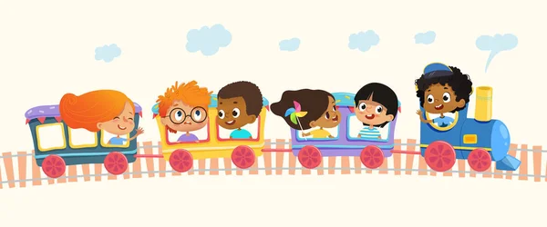 Escuela Multiracial niños niños y niñas riendo y viajando en tren de colores en unas colinas verdes. Vector. Aislado. Puede ser utilizado para la tela, cartel, bandera — Archivo Imágenes Vectoriales