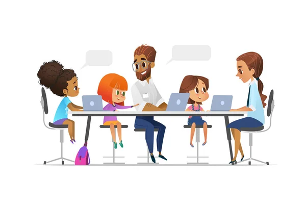 Gelukkige kinderen, docent en leerkracht zit op laptops en leren programmeren tijdens school les. Codering voor kids concept. Vectorillustratie voor website, advertentie, poster. — Stockvector