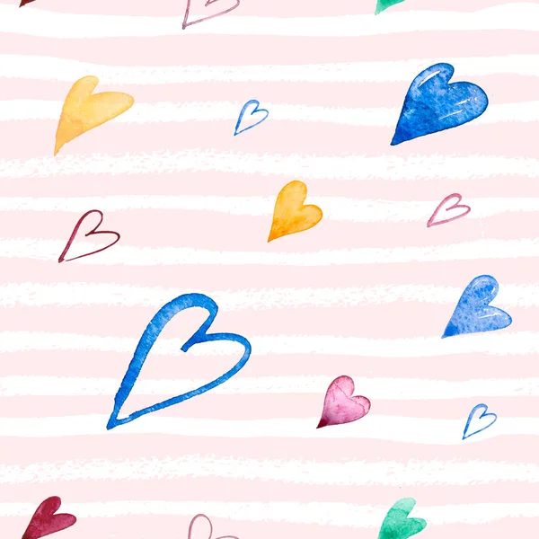 Nahtloses Muster mit handbemalten Aquarell-Herzen auf rosa gestreiftem Hintergrund. perfekt für romantische Anlässe wie den Valentinstag. — Stockfoto