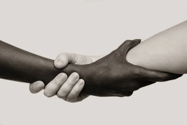 Brazos Humanos Blancos Negros Envueltos Firmemente Uno Alrededor Del Otro — Foto de Stock