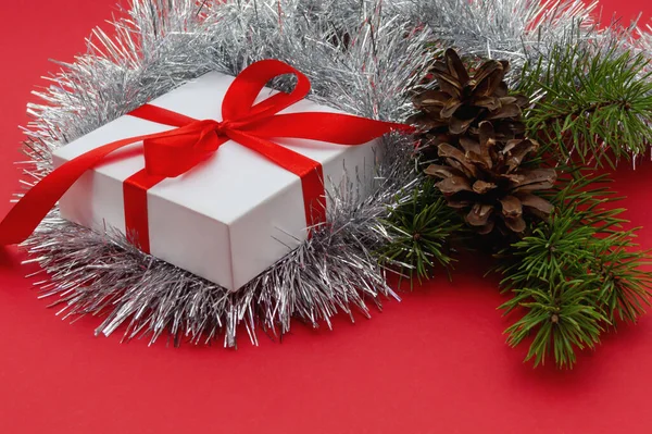 Cartão Natal Caixa Presente Branca Amarrada Com Arco Vermelho Com — Fotografia de Stock