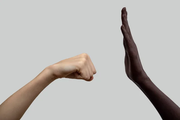 Duas Mãos Preto Branco Punho Branco Está Preparando Para Bater — Fotografia de Stock