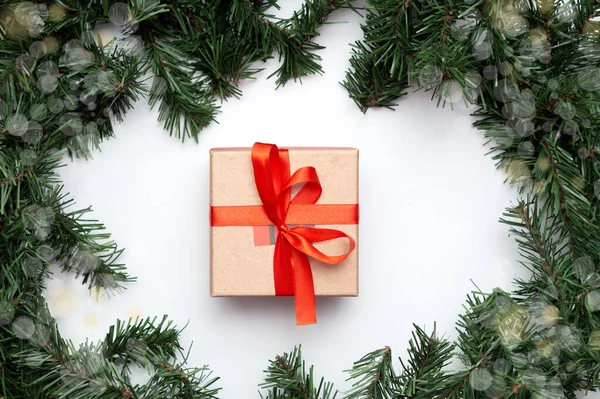 Vánoční Ozdoba Slavnostními Větvemi Stromů Zvýraznění Dárková Krabice Novoroční Atmosféra — Stock fotografie
