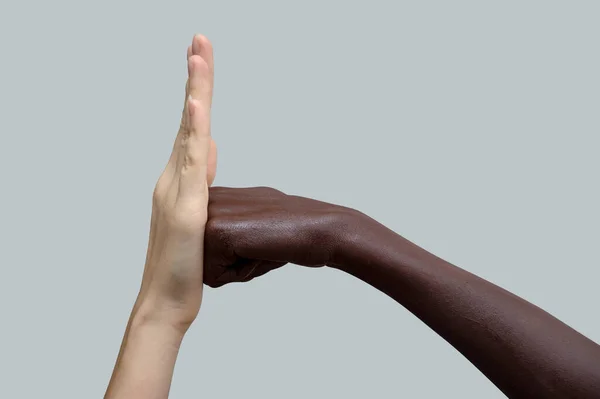 Дві Руки Чорно Білі Чорний Кулак Вражає Білу Долоню Концепція — стокове фото