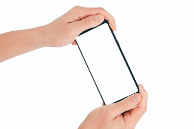 Smartphone sahte kadar iki el ile izole kırpma yoluyla tasarım için beyaz arka planda siyah perde hareket eden telefon tutarak