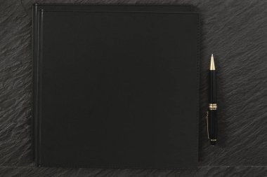 Boş karanlık defter kapağı siyah kaya tablo kırpma yoluyla dizüstü mockup tasarımları için