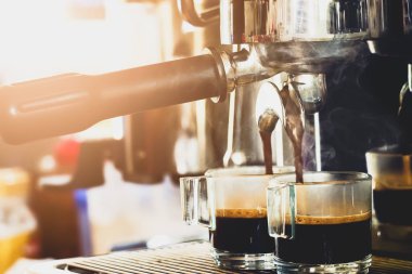 Kahve makinesi kahve dolduruyor.