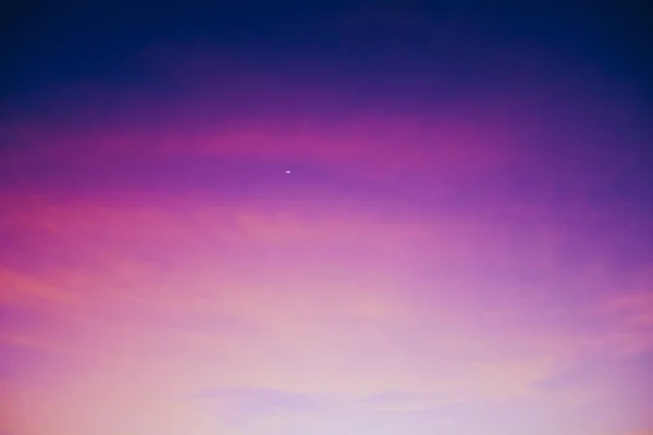 Яркие яркие фиолетовые цвета романтическое небо заката — стоковое фото