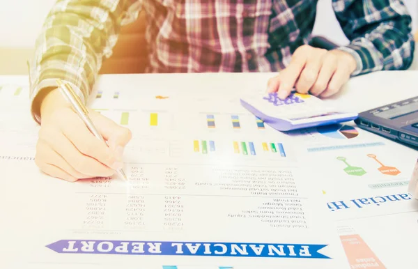 Concept de comptabilité de financement des entreprises : main d'homme d'affaires à l'aide d'une calculatrice et feuille de financement analyse de rapport sur bureau — Photo