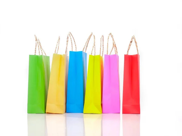 Bunte Papier-Einkaufstaschen auf weißem Hintergrund für den Einsatz uns Einkaufskonzept — Stockfoto