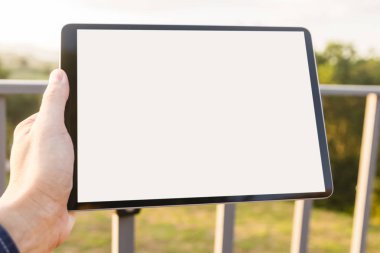 Mockup tablet, Stand rahatla süre ile kırpma yolu kolay Değiştir için ekranda tablet bilgisayar kullanan adam sen alay kadar tasarım