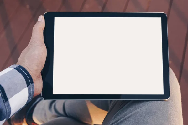 Écran de la tablette Mockup, Homme utilisant un ordinateur tablette tandis que Stand relax avec le chemin de coupe à l'écran pour vous remplacer facilement la conception de maquettes — Photo