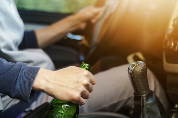 Rattfylleri, man dricker alkohol och använder mobiltelefon när du kör bil, konceptet drive säkert medan du använder en mobiltelefon eller full alkohol — Stockfoto