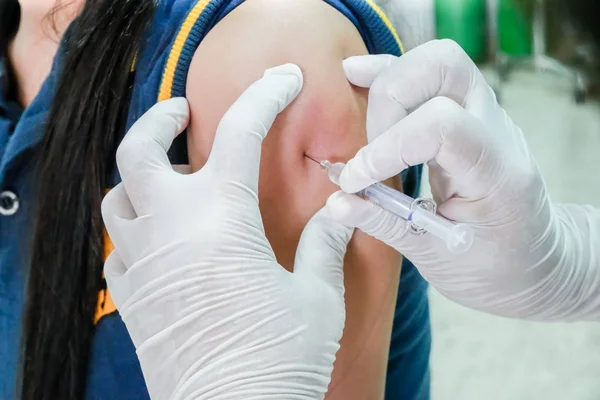 Enfermero médico que administra la jeringa de vacuna inyectable en el paciente del brazo — Foto de Stock