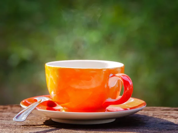 朝の時間で自然な緑の背景に熱いコーヒー カップ — ストック写真