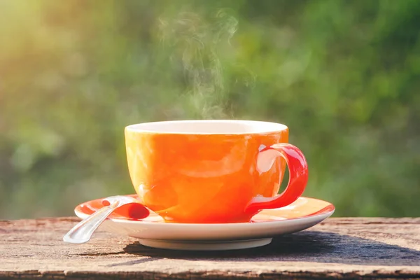 Warme koffie kopje vernieuwen ochtend tijd op natuurlijke groene achtergrond — Stockfoto