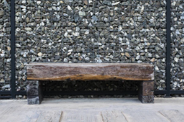 Decoração velha do banco do parque de madeira na parede de pedra, projeto clássico da mobília da arquitetura da natureza — Fotografia de Stock