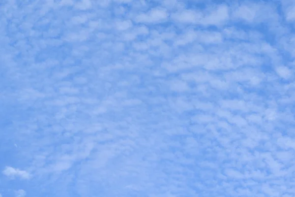 Chmury w tle tle natura biały puszysty cloudscape — Zdjęcie stockowe