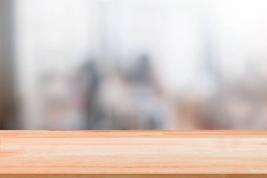 Boş ahşap masa üstü montaj ürün mevcut için bokeh veya kahve Cafe arka plan bulanık insanlar zemin üzerine