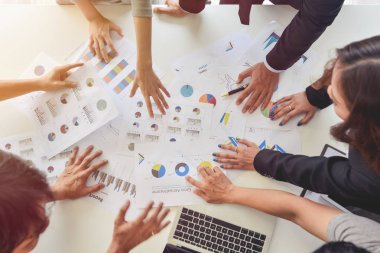 Çizelgeler ve grafikler tartışırken iş adamları en iyi görünümü: iş takım beyin fırtınası kavramı