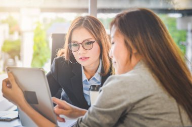 İş kadın kişi oda ofis içinde genç ceo için iş planlama ya da Finans rapor tabletten sunma